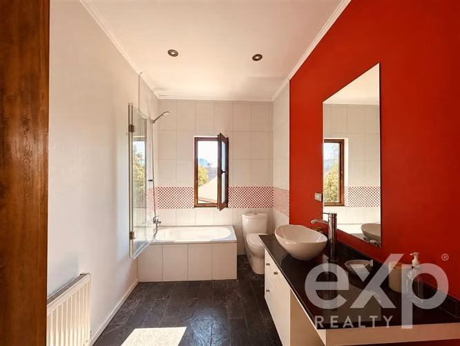 Casa amplia en venta con piscina, quincho, 6 piezas, 2 suite - Imagen 30