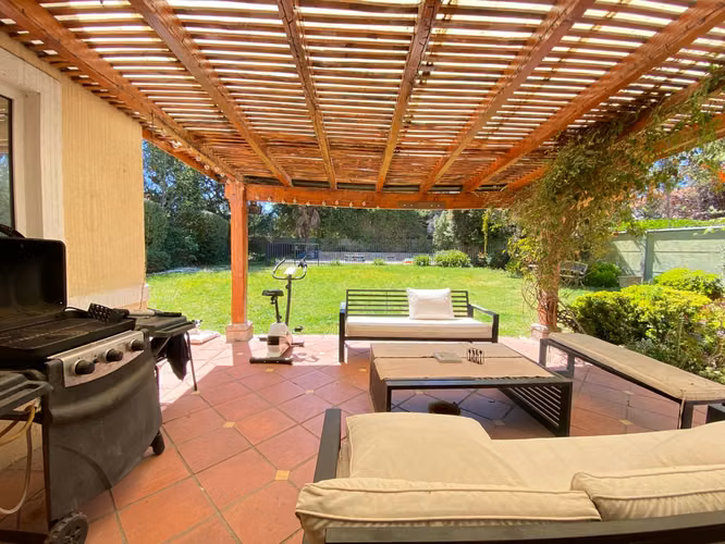 VENTA CASA PROVENZAL EN PIEDRA ROJA / 5D + ESCRITORIO + SERVICIO / ¡A PASOS DEL COLEGIO SAN JOSÉ Y VERBO DIVINO!: UF 15.800