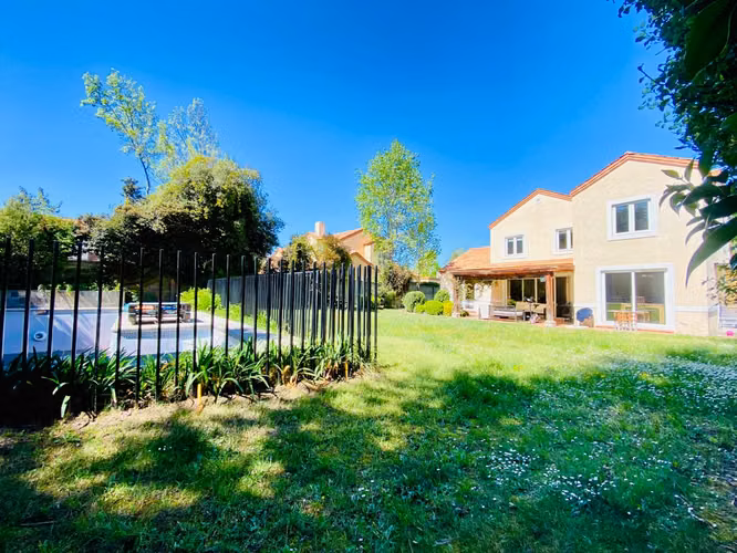 VENTA CASA PROVENZAL EN PIEDRA ROJA / 5D + ESCRITORIO + SERVICIO / ¡A PASOS DEL COLEGIO SAN JOSÉ Y VERBO DIVINO!: UF 15.800