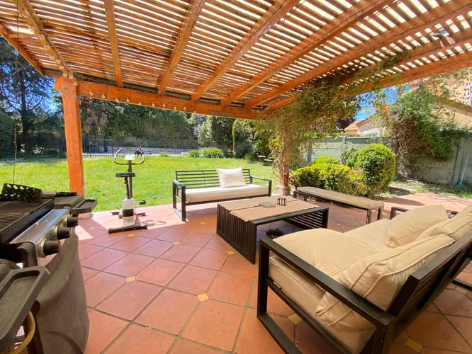 VENTA CASA PROVENZAL EN PIEDRA ROJA / 5D + ESCRITORIO + SERVICIO / ¡A PASOS DEL COLEGIO SAN JOSÉ Y VERBO DIVINO!: UF 15.800
