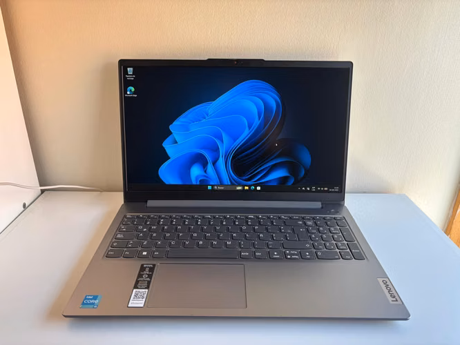 Notebook Lenovo IdeaPad Slim 3 15IRU8 – Core i3 13ª Gen – 8GB RAM – 512GB - Imagen 2