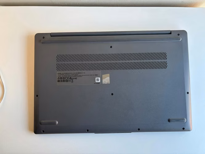 Notebook Lenovo IdeaPad Slim 3 15IRU8 – Core i3 13ª Gen – 8GB RAM – 512GB - Imagen 7