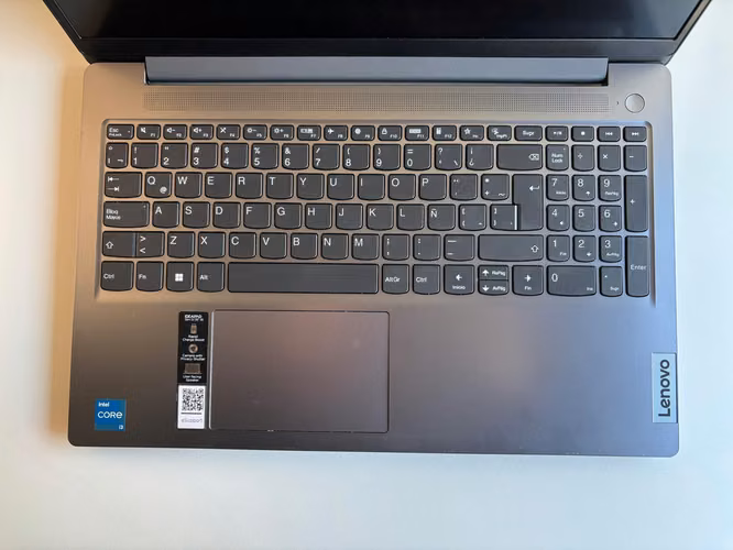 Notebook Lenovo IdeaPad Slim 3 15IRU8 – Core i3 13ª Gen – 8GB RAM – 512GB - Imagen 5
