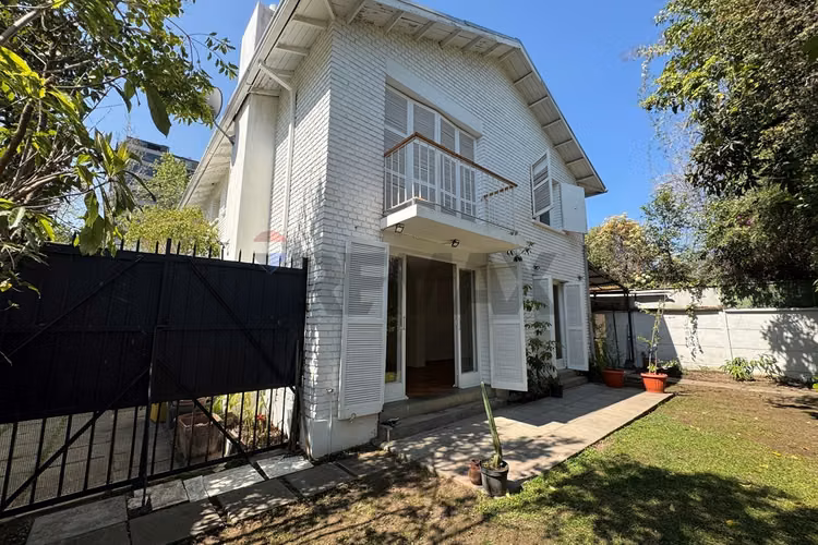 Arriendo casa amplio jardin 4 dormitorios vitacura - Imagen 2