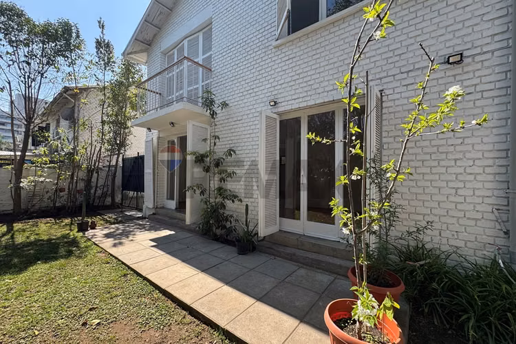 Arriendo casa amplio jardin 4 dormitorios vitacura - Imagen 3
