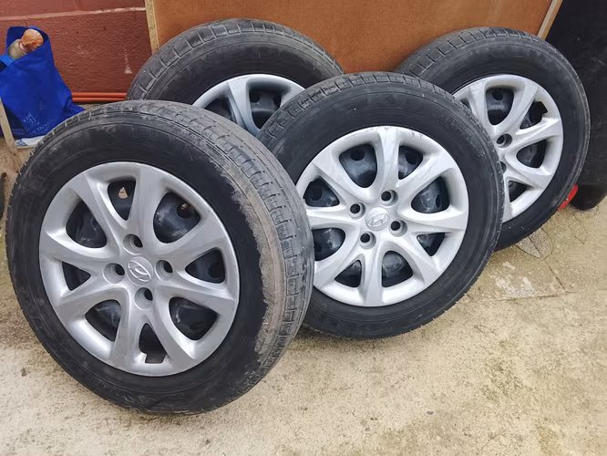 Llantas con neumaticos y tapas Hyundai