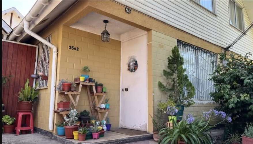 Casa de dos pisos excelente sector - Imagen 2