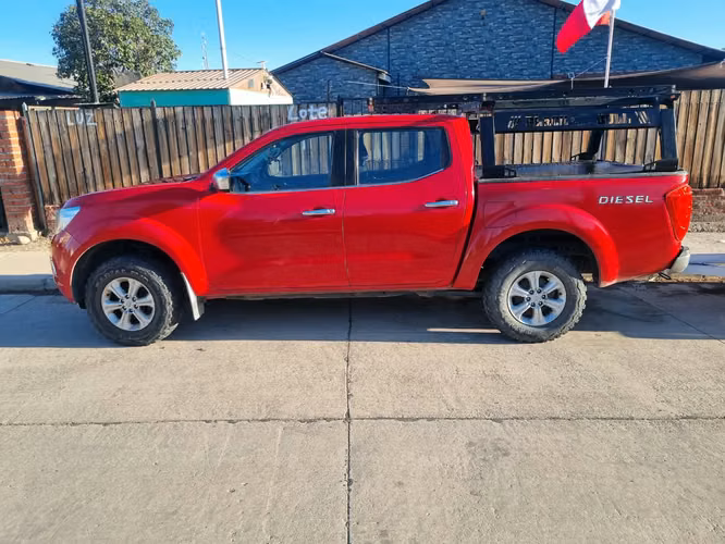 2019 Nissan np300 XE + carro de arrastre + rack - Imagen 8