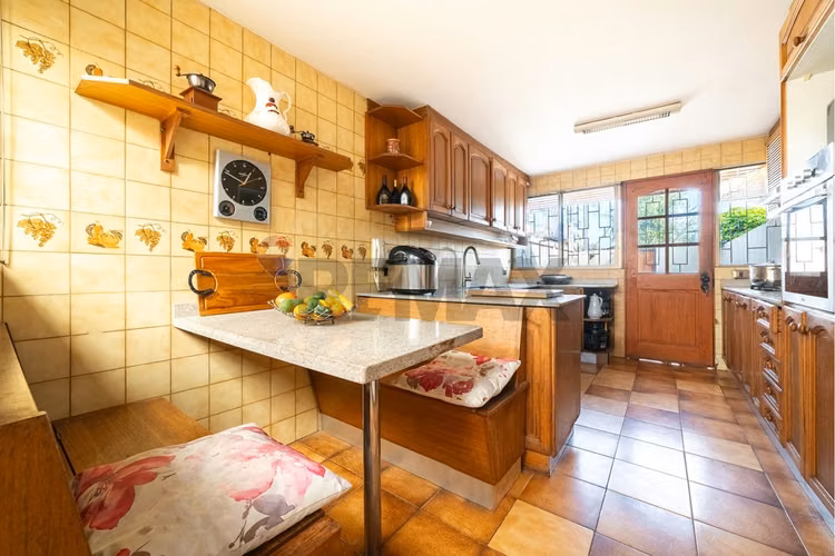 Casa con 6 dormitorios en barrio los dominicos - Imagen 17