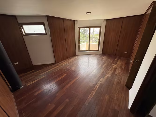 ARRIENDO  CASA DE 3 PISOS Y 3 HABITACIONES EN LOS DOMINICOS