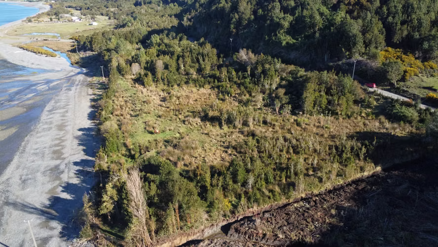 CAMPO EN QUEMCHI A 100 METROS DEL MAR, ESPECTACULARES VISTAS
