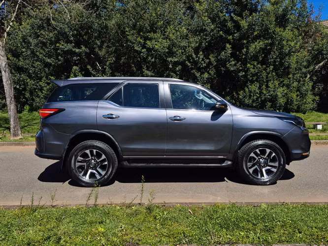 2025 Toyota Fortuner SR5 TDI 2.8 Diesel 4x4 - Imagen 7