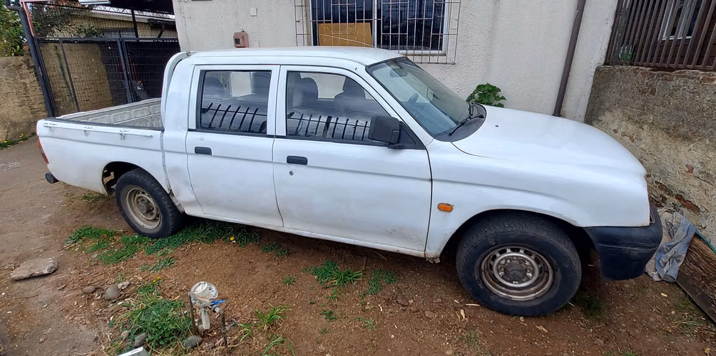 Camioneta Mitsubishi L200 2.5 Diésel 4x2 – Año 2000