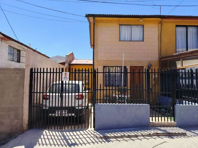 Acogedora Casa de 2 Pisos con Estacionamiento - Sector Colonias Extranjeras, Copiapó