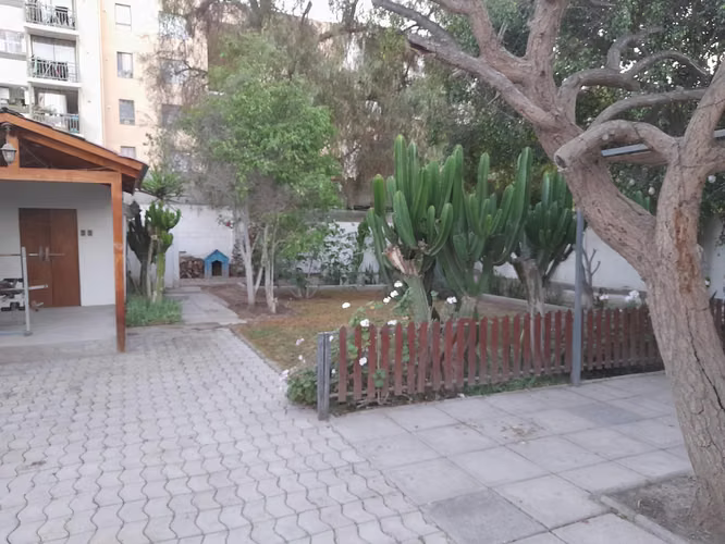 Casa a pasos colegio San Lorenzo, hermoso patio - Imagen 14