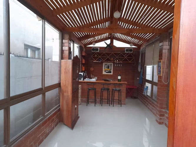 Casa a pasos colegio San Lorenzo, hermoso patio - Imagen 15