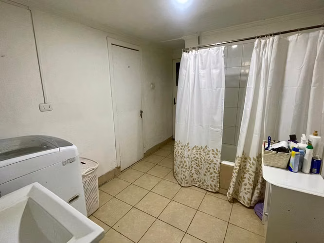 Vendo Casa Ñuñoa: 3d/1b, amplia cocina, patio. Buena ubicación. - Imagen 3