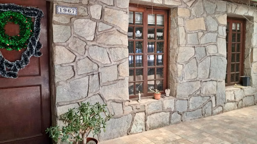 Vendo Casa Ñuñoa: 3d/1b, amplia cocina, patio. Buena ubicación. - Imagen 2
