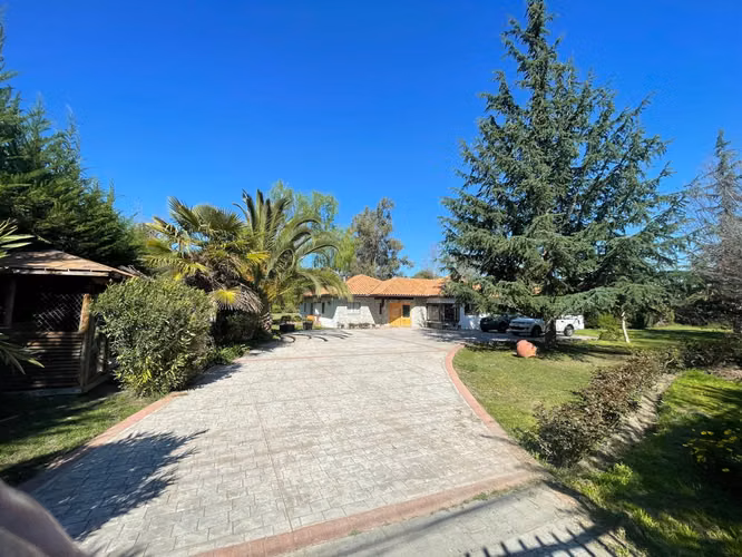 PARCELA INCREIBLE CON PISCINA Y CASA FAMILIAR EN CONDOMINIO