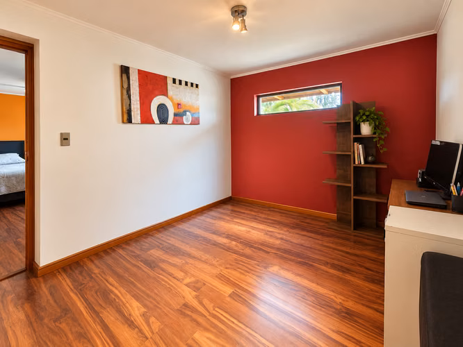 PARCELA INCREIBLE CON PISCINA Y CASA FAMILIAR EN CONDOMINIO