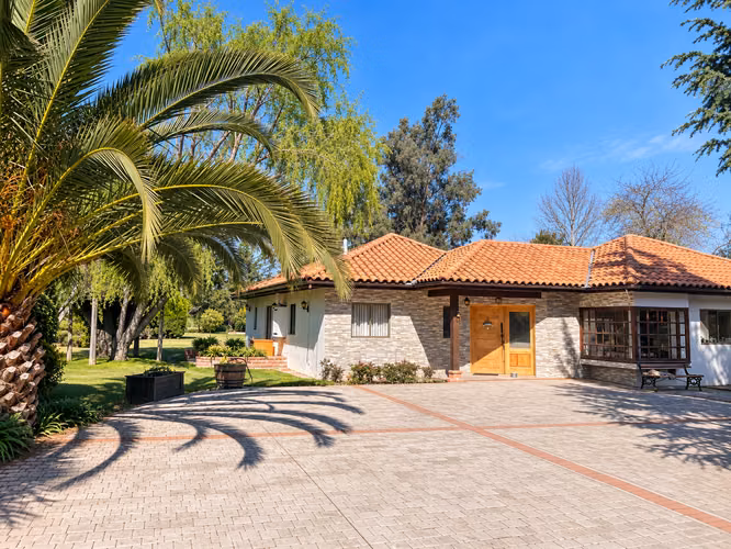 PARCELA INCREIBLE CON PISCINA Y CASA FAMILIAR EN CONDOMINIO