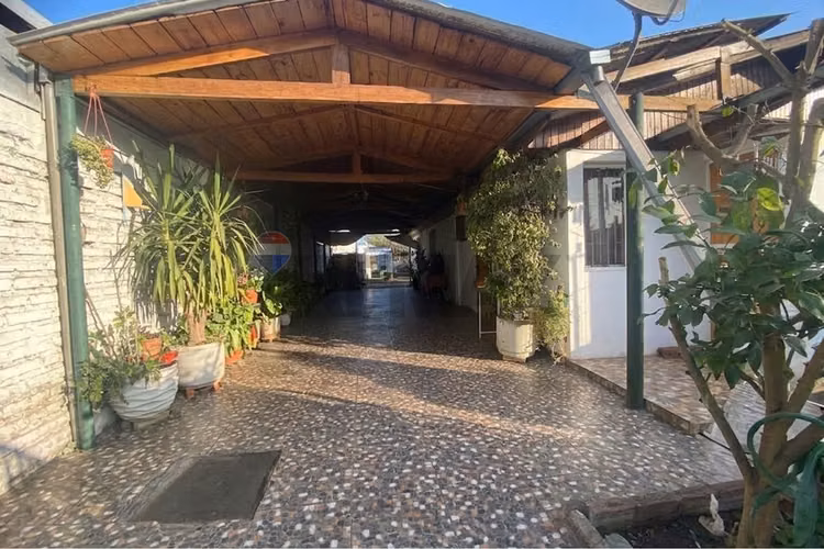 Casa con gran patio en estación central. 4d+1b