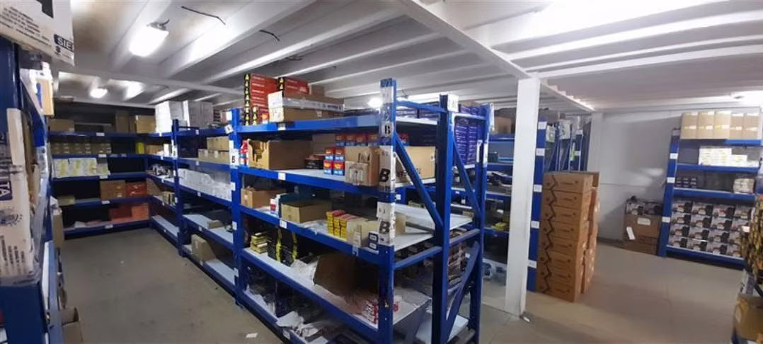 GRAN BODEGA A MINUTOS DEL AEROPUERTO