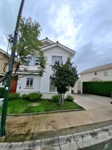 Arriendo Amplia y Luminosa Casa