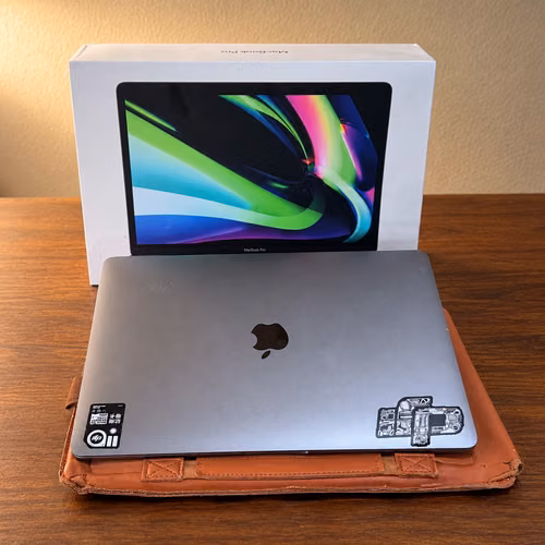 MacBook Pro M1 13” 8GB/256GB + cargador original, caja y funda