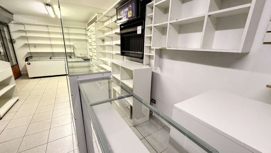 Local remodelado Av Universidad Curauma , llegar y ocupar cuanta con equipamiento y patende de Almacen