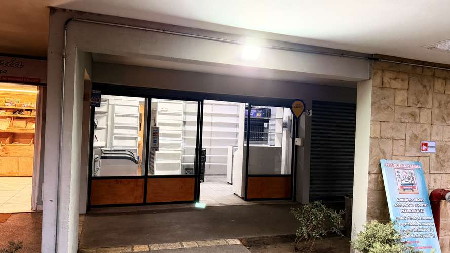 Local remodelado Av Universidad Curauma , llegar y ocupar cuanta con equipamiento y patende de Almacen