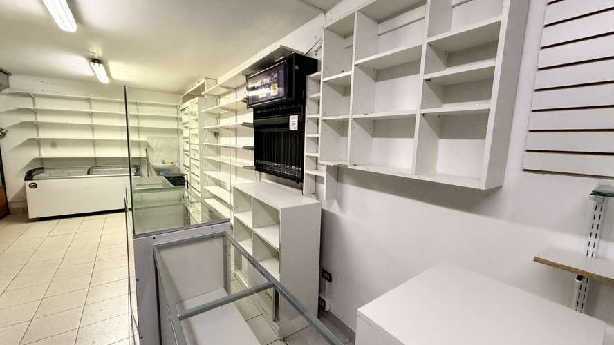 Local remodelado Av Universidad Curauma , llegar y ocupar cuanta con equipamiento y patende de Almacen