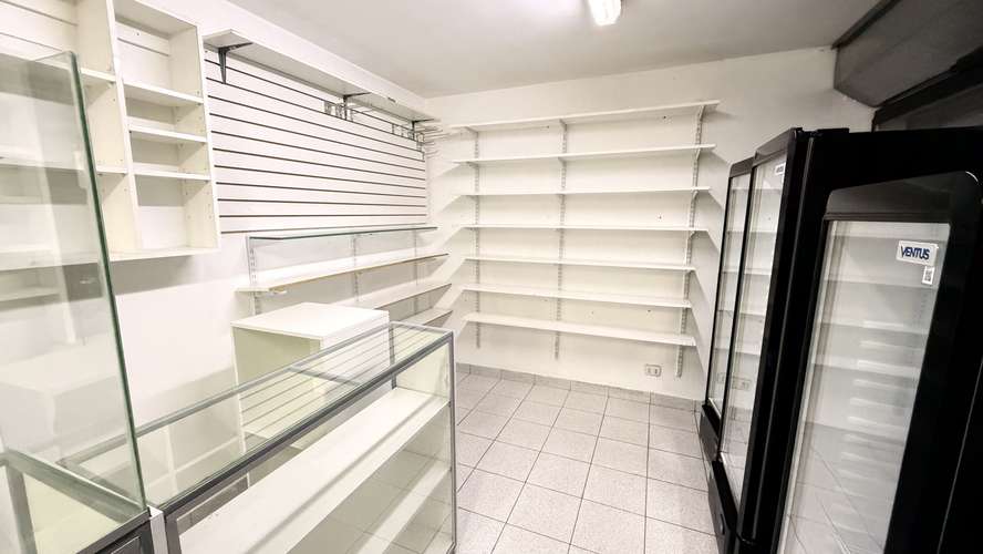 Local remodelado Av Universidad Curauma , llegar y ocupar cuanta con equipamiento y patende de Almacen