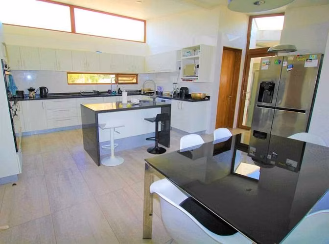 Hermosa casa moderna en parcela. 6D, 6B. Cancha de tenis. - Imagen 3