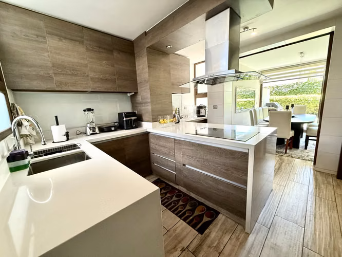 En Venta Moderno depto. de 3 hab/3 baños más servicios, con Jardín y amplio subterráneo. - Imagen 10