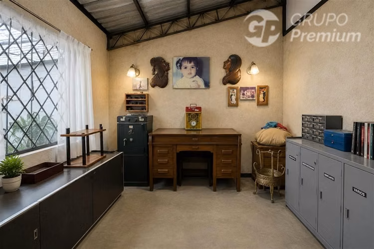 Casa con 6D+2B+4 est y galpón en Estación Central - Imagen 9