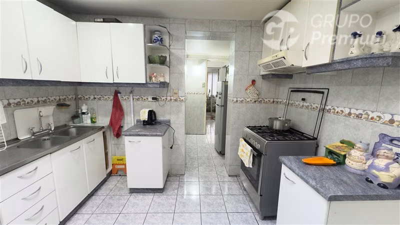 Casa con 6D+2B+4 est y galpón en Estación Central - Imagen 8