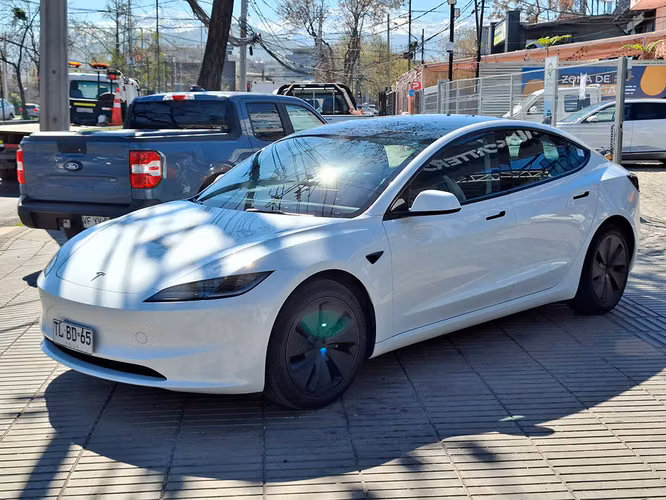 TESLA MODEL 3 2024