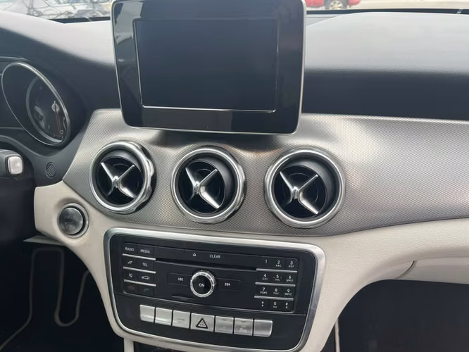 Mercedes Benz GLA 200 HB 1.6 TURBO