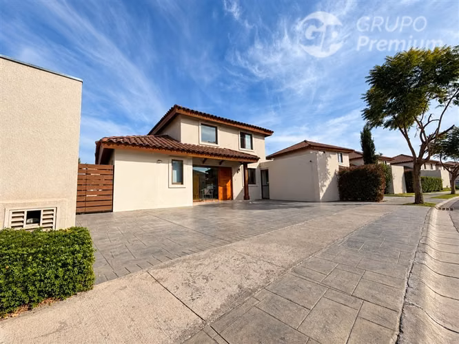 Casa en venta de 5D 3B Condominio Las Calandrias Chicureo