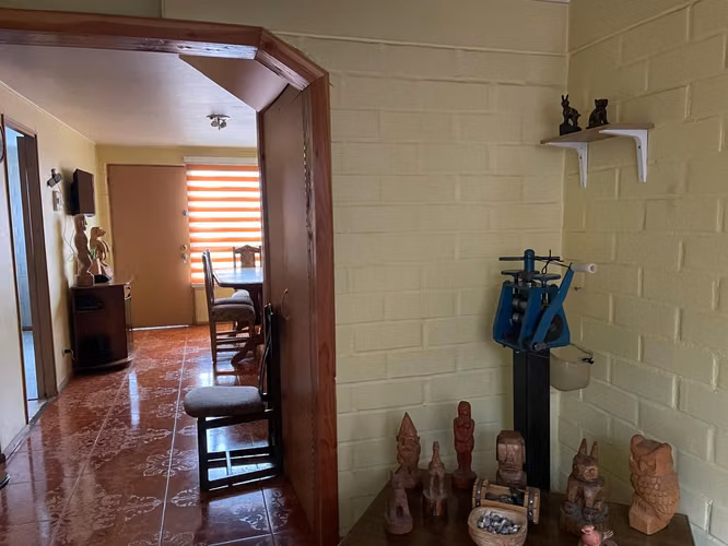 LA CASA ESTA MUY BIEN DISTRIBUIDA HE ILUMINADA SU COCINA ESTA AMOBLADA Y TIENE MESA PARA DESAYUNAR - Imagen 9