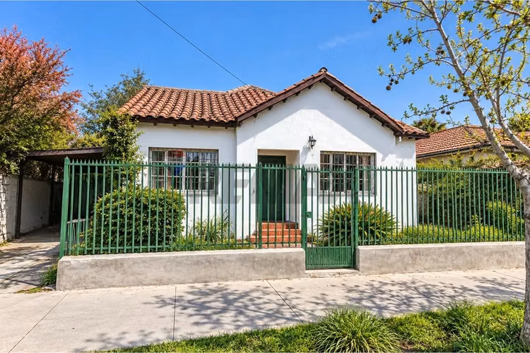 Casa amplia con jardín en la cisterna