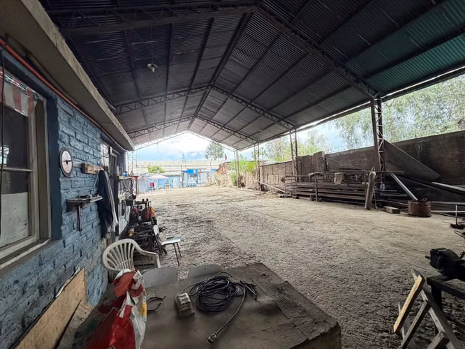 TERRENO INDUSTRIAL 880 M2 CON CASA/OFICINA PARA NEGOCIO