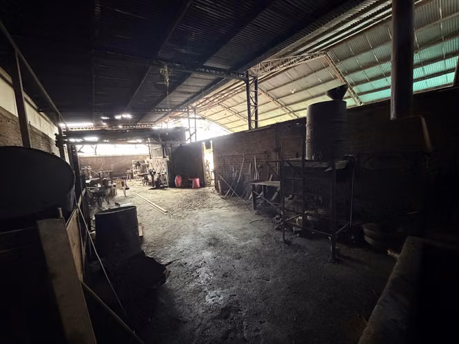 TERRENO INDUSTRIAL 880 M2 CON CASA/OFICINA PARA NEGOCIO