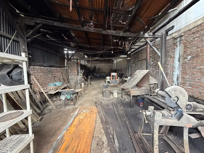 TERRENO INDUSTRIAL 880 M2 CON CASA/OFICINA PARA NEGOCIO