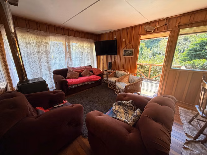 Casa con amplio terreno de 1.790 m² a solo 400 metros del lago Calafquén - Imagen 10