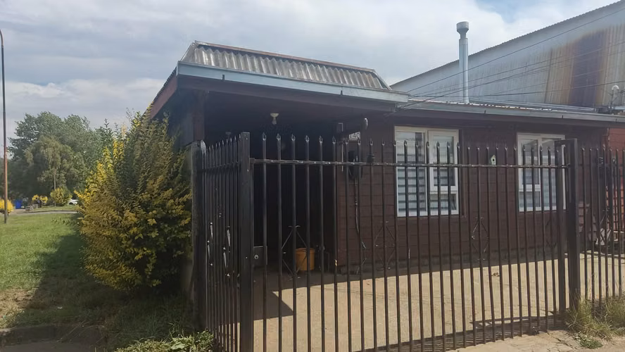 CASA ESQUINA DE UN PISO CON HERMOSA ARBOLEDA EXTERIOR Y CIERRE PERIMETRAL