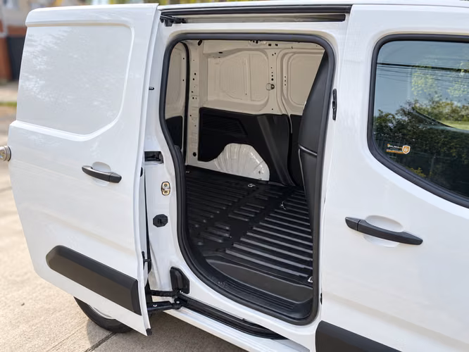 PEUGEOT PARTNER HDI PACK AA EV - 2024 | 4719 - Imagen 13
