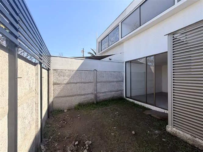 Casa en arriendo nueva de 3 dorm 2b en condom en Peñaflor