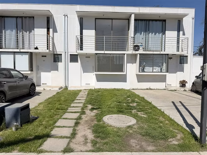 Casa en arriendo nueva de 3 dorm 2b en condom en Peñaflor